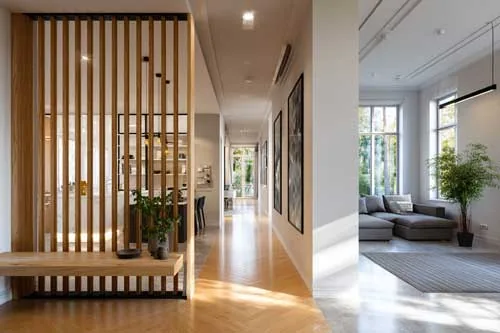 Claustra d'entrée : créer un sas d’intimité sans bloquer la lumière (règles et dimensions)