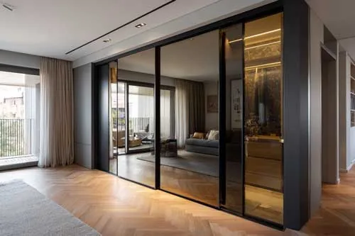 Portes de placard coulissantes ou battantes : comment choisir sans se tromper