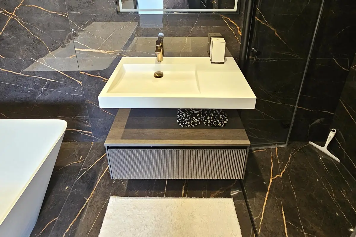 Réalisation : Meuble de salle de bain – Vasque en solid surface