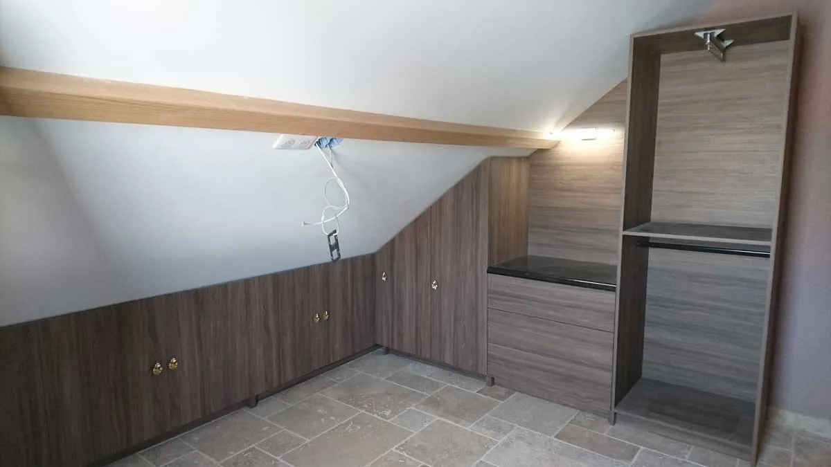 Réalisation : Placard sous pente sur mesure (rangements sous combles)