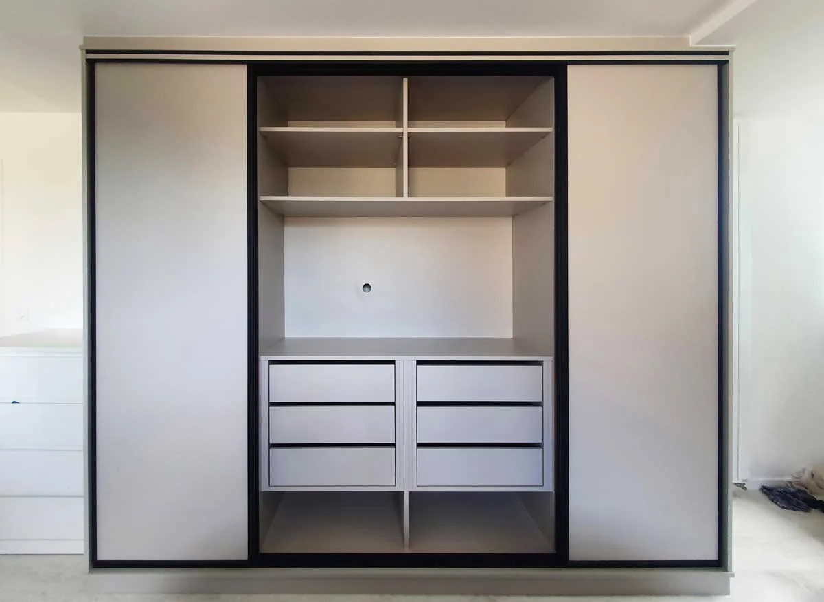Réalisation : Placards de chambre sur mesure avec TV dissimulée