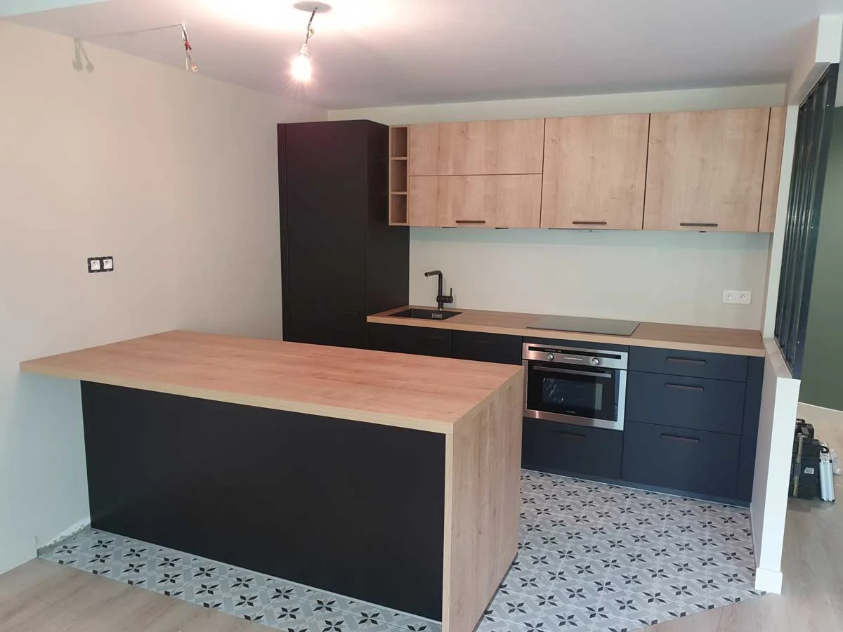 Cuisine noir & bois avec péninsule