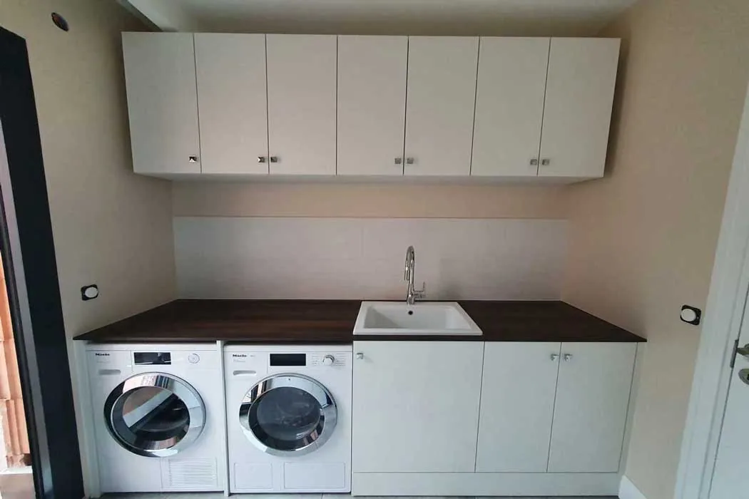 Aménagement buanderie sur mesure avec cache lave-linge et rangements